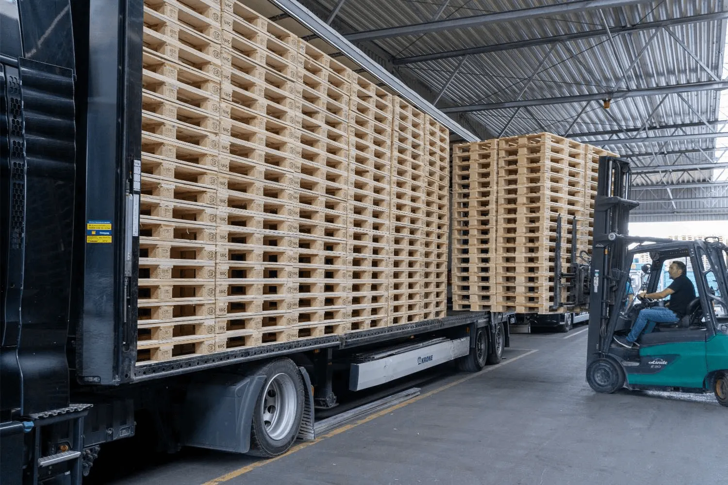 Gebrauchte Europaletten werden auf einen LKW verladen